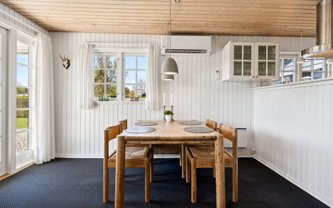 Ekatarina - 125M from the Sea: Flooring, Holz, Möbel, Decke, Interior Design, Fussboden, Küche & Esszimmer Tisch, Esszimmer, Holzboden, Zuhause