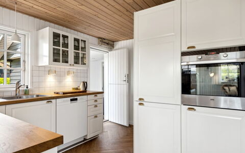 Ekatarina - 125M from the Sea: Küchengerät, Küche, Holz, Flooring, Cabinetry, Major Appliance, Interior Design, Countertop, Decke, Fussboden