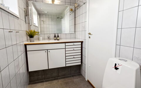 Ekatarina - 125M from the Sea: Flooring, Armatur, Fussboden, Interior Design, Badezimmer, Installation, Sinken, Bad Sink, Zapfhahn, Fliese