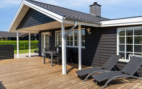 Ekatarina - 125M from the Sea: Hütte, Schatten, Gartenmöbel, Veranda, Deck, Outdoor Struktur, Abstellgleis