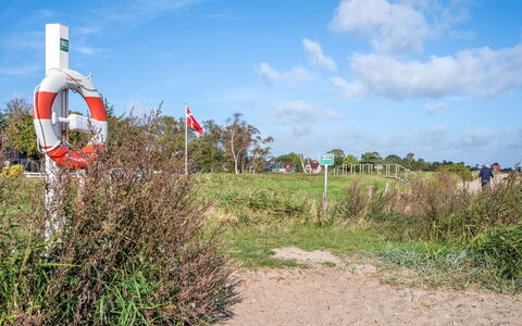 Ekatarina - 125M from the Sea: Himmel, Pflanzengemeinschaft, Grundstueck, Wiese, Boden, Prärie, Shrubland, Schild, Flagge
