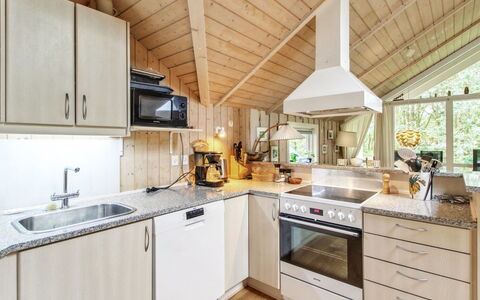 Ellica - 50Km from the Sea: Küche, Holz, Decke, Countertop, Interior Design, Küchengerät, Major Appliance, Light Fixture, Zuhause, Cabinetry