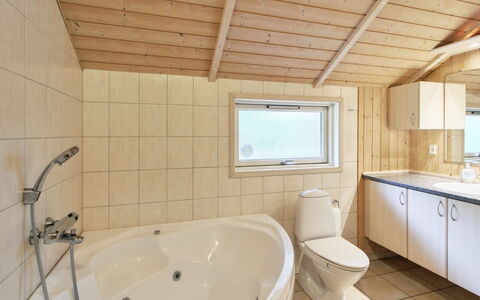 Ellica - 50Km from the Sea: Armatur, Decke, Flooring, Badezimmer, Holz, Interior Design, Sinken, Fussboden, Zapfhahn, Installation