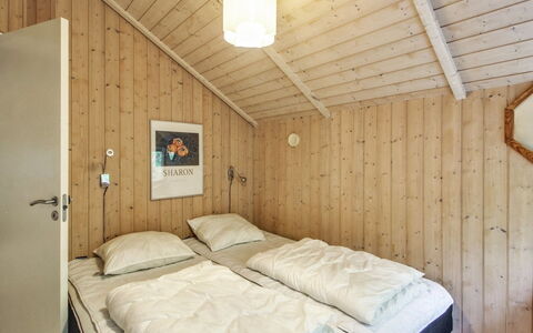 Ellica - 50Km from the Sea: Schlafzimmer, Wand, Holz, Bett, Interior Design, Decke, Fussboden, Flooring, Bettdecke, Bedding