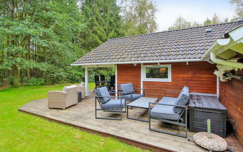 Ellica - 50Km from the Sea: Hütte, Dach, Möbel, Gartenmöbel, Garten, Veranda, Deck, Stuhl, Schatten, Gartenbauten