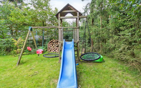 Ellica - 50Km from the Sea: Spielplatz Rutsche, Spielmittel, Rutsche, Spielplatz, Garten, Freizeit, Rasen, Landscaping, Park, Hinterhof
