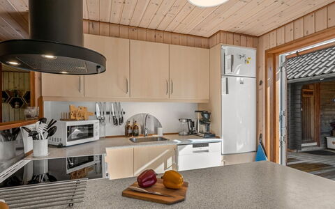 Engeline - 300M to the Fjord: Küche, Holz, Countertop, Küchengerät, Flooring, Interior Design, Möbel, Haushaltsgerät, Decke, Major Appliance