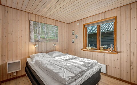 Engeline - 300M to the Fjord: Holz, Schlafzimmer, Interior Design, Decke, Bett, Flooring, Fussboden, Bettdecke, Zimmer, Zuhause