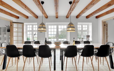 Thorge - 75M to the Fjord: Möbel, Interior Design, Flooring, Holz, Esszimmer, Stuhl, Fussboden, Tabelle, Küche & Esszimmer Tisch, Decke