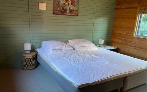 Alpi - 250M to the Fjord: Holz, Schlafzimmer, Möbel, Bett, Fussboden, Flooring, Bettdecke, Interior Design, Linens, Bedding