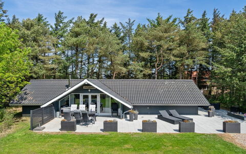 Hjalmara - 900M from the Sea: Pflanzengemeinschaft, Sonnenlicht, Krautige Pflanze, Garten, Plantage, Landwirtschaft, Bauernhof