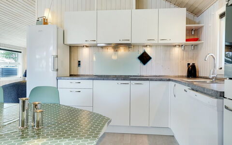 Mettemarie - 800M from the Sea: Küche, Countertop, Interior Design, Holz, Decke, Flooring, Küchengerät, Light Fixture, Major Appliance, Sinken