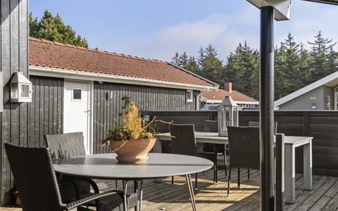 Mettemarie - 800M from the Sea: Holz, Gartenmöbel, Veranda, Möbel, Zuhause, Dach, Verbundwerkstoff, Tisch Im Freien, Tür, Schatten