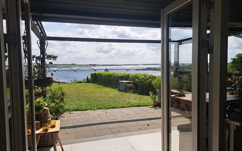 Nielsen - 30M to the Fjord: Schatten, Glas, Küste, Ozean, Home Door, Blumentopf, Balkon, Stuhl, Hartholz, Zimmerpflanze
