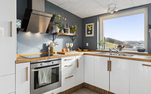 Nielsen - 30M to the Fjord: Küche, Flooring, Cabinetry, Countertop, Küchengerät, Major Appliance, Haushaltsgerät, Herd