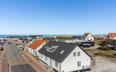 Thilla - 100M from the Sea: Haus, Zuhause, Dach, Hütte, Strauch, Abstellgleis, Tür, Garten, Bauernhaus
