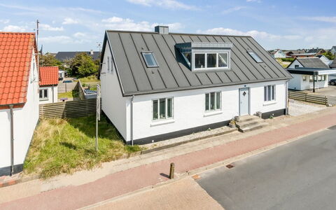Thilla - 100M from the Sea: Haus, Zuhause, Dach, Hütte, Strauch, Abstellgleis, Tür, Garten, Bauernhaus