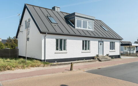 Thilla - 100M from the Sea: Haus, Zuhause, Dach, Hütte, Grundstueck, Estate, Bauernhaus, Dorf, Bauernhof