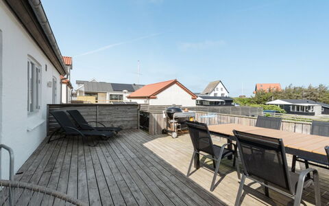 Thilla - 100M from the Sea: Holz, Zuhause, Deck, Holzboden, Planke, Wohnung, Hartholz, Balkon, Promenade, Geländer