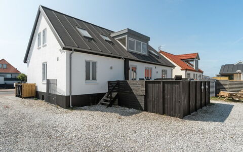 Thilla - 100M from the Sea: Gebäude, Fenster, Dach, Haus, Zuhause, Wohngebiet, Die Architektur, Hütte, Verbundwerkstoff, Abstellgleis