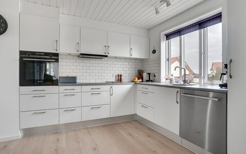 Thilla - 100M from the Sea: Küche, Flooring, Cabinetry, Countertop, Holz, Interior Design, Fussboden, Küchengerät, Decke, Major Appliance