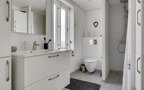 Thilla - 100M from the Sea: Armatur, Flooring, Fussboden, Badezimmer, Interior Design, Sinken, Installation, Badezimmerschrank, Zapfhahn, Zuhause