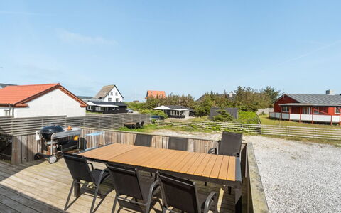 Thilla - 100M from the Sea: Himmel, Holz, Dach, Zuhause, Planke, Deck, Schatten, Hartholz, Geländer, Promenade