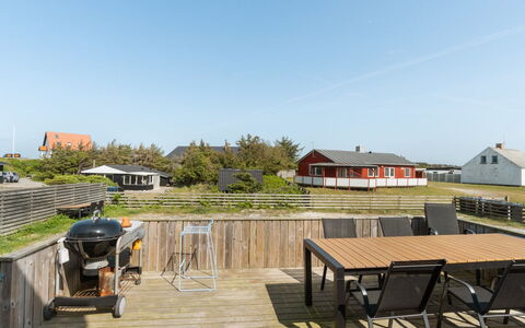 Thilla - 100M from the Sea: Himmel, Holz, Dach, Zuhause, Schatten, Planke, Deck, Hütte, Hartholz, Gartenmöbel