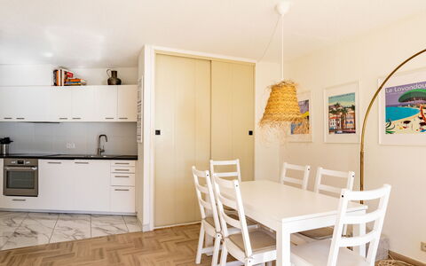 Cadet Rousse: Möbel, Cabinetry, Eigentum, Tabelle, Stuhl, Holz, Flooring, Interior Design, Gebäude, Countertop