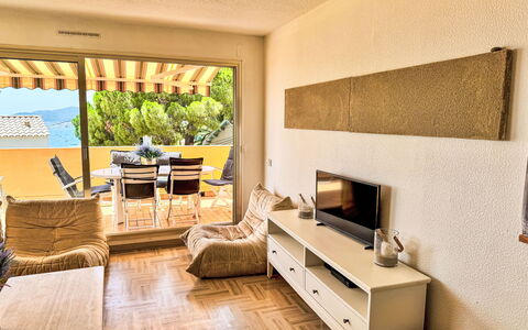 Cadet Rousse: Möbel, Interior Design, Holz, Flooring, Fussboden, Zimmer, Couch, Wohnung, Wohnzimmer, Stuhl