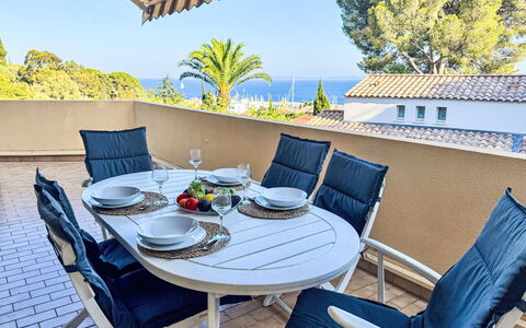 Cadet Rousse: Möbel, Gartenmöbel, Stuhl, Tabelle, Tisch Im Freien, Schatten, Küche & Esszimmer Tisch, Balkon, Terrasse, Eco Hotel