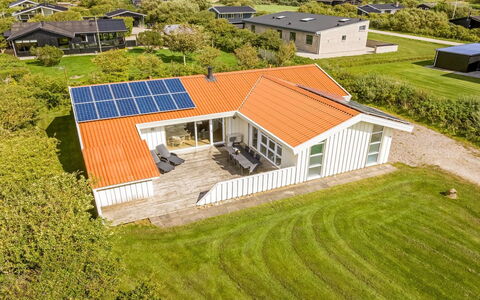 Sulevi - 200M to the Fjord: Hütte, Zuhause, Haus, Dach, Veranda, Estate, Abstellgleis, Gartenbauten, Bauernhaus, Garten