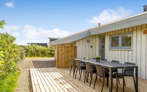 Sulevi - 200M to the Fjord: Hütte, Zuhause, Haus, Dach, Veranda, Estate, Abstellgleis, Gartenbauten, Bauernhaus, Garten