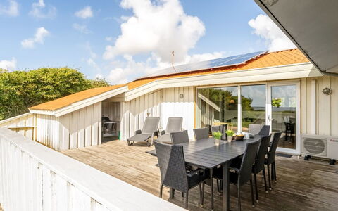 Sulevi - 200M to the Fjord: Hütte, Zuhause, Haus, Dach, Veranda, Estate, Abstellgleis, Gartenbauten, Bauernhaus, Garten