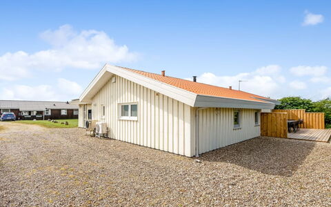 Sulevi - 200M to the Fjord: Hütte, Zuhause, Haus, Dach, Veranda, Estate, Abstellgleis, Gartenbauten, Bauernhaus, Garten