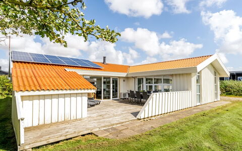 Sulevi - 200M to the Fjord: Hütte, Zuhause, Haus, Dach, Veranda, Estate, Abstellgleis, Gartenbauten, Bauernhaus, Garten