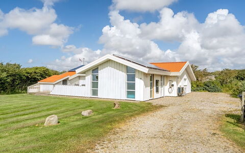 Sulevi - 200M to the Fjord: Hütte, Zuhause, Haus, Dach, Veranda, Estate, Abstellgleis, Gartenbauten, Bauernhaus, Garten