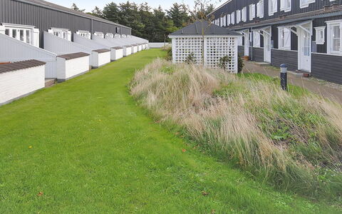 Eleen - 100M to the Fjord: Dach, Haus, Grundstueck, Zuhause, Hütte, Estate, Gartenbauten, Schatten, Blockhaus, Landscaping