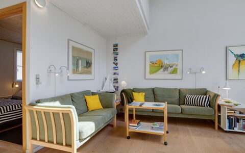 Siunde - 100M to the Fjord: Möbel, Interior Design, Couch, Flooring, Holz, Fussboden, Wohnzimmer, Decke, Zimmer, Zuhause