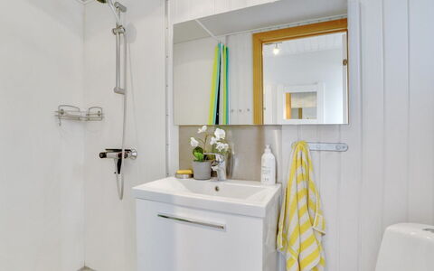 Siunde - 100M to the Fjord: Badezimmer, Armatur, Interior Design, Flooring, Fussboden, Badezimmerschrank, Sinken, Bad Sink, Zapfhahn, Installation