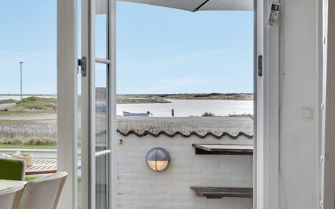 Siunde - 100M to the Fjord: Tür, Stuhl, Glas, Schatten, Balkon, Home Door, Daylighting, Aluminium