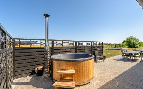 Ailke - 2Km to the Fjord: Verbundwerkstoff, Schwimmbad, Schatten, Gartenmöbel, Jacuzzi, Deck, Zaun, Armatur
