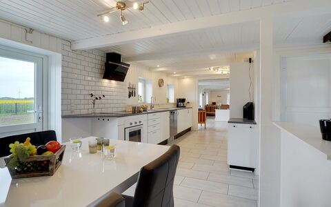 Ailke - 2Km to the Fjord: Decke, Zuhause, Countertop, Cabinetry, Hartholz, Küche, Light Fixture, Winter, Küche & Esszimmer Tisch, Daylighting
