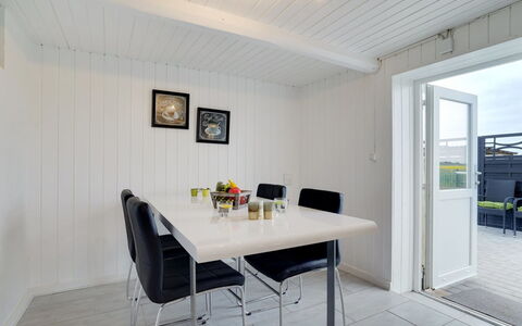 Ailke - 2Km to the Fjord: Holz, Möbel, Flooring, Interior Design, Decke, Fussboden, Küche & Esszimmer Tisch, Tabelle, Esszimmer, Zuhause