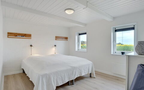 Ailke - 2Km to the Fjord: Holz, Decke, Schlafzimmer, Interior Design, Fussboden, Flooring, Beleuchtung, Zuhause, Bett, Light Fixture