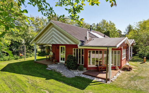 Flugha - 500M to the Fjord: Haus, Dach, Zuhause, Hütte, Strauch, Garten, Rasen, Bauernhaus, Ground, Estate