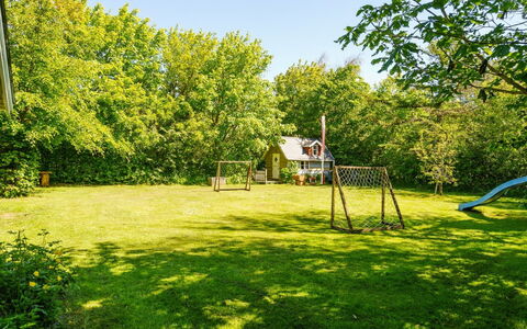 Flugha - 500M to the Fjord: Gras, Garten, Rasen, Schatten, Park, Wiese, Garten, Hinterhof, Landscaping, Spielplatz Rutsche