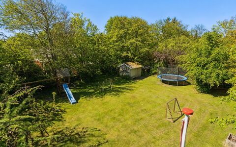 Flugha - 500M to the Fjord: Grundstueck, Garten, Rasen, Garten, Hinterhof, Landscaping, Park, Gartenbauten