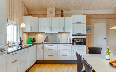Emanuela - 350M to the Fjord: Holz, Küche, Decke, Interior Design, Flooring, Küchengerät, Countertop, Zuhause, Möbel, Fussboden