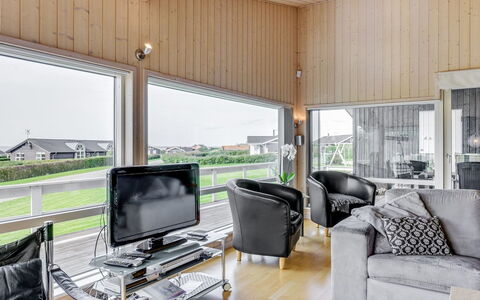 Emanuela - 350M to the Fjord: Decke, Interior Design, Flooring, Fussboden, Wohnzimmer, Zimmer, Couch, Wohnung, Holzboden